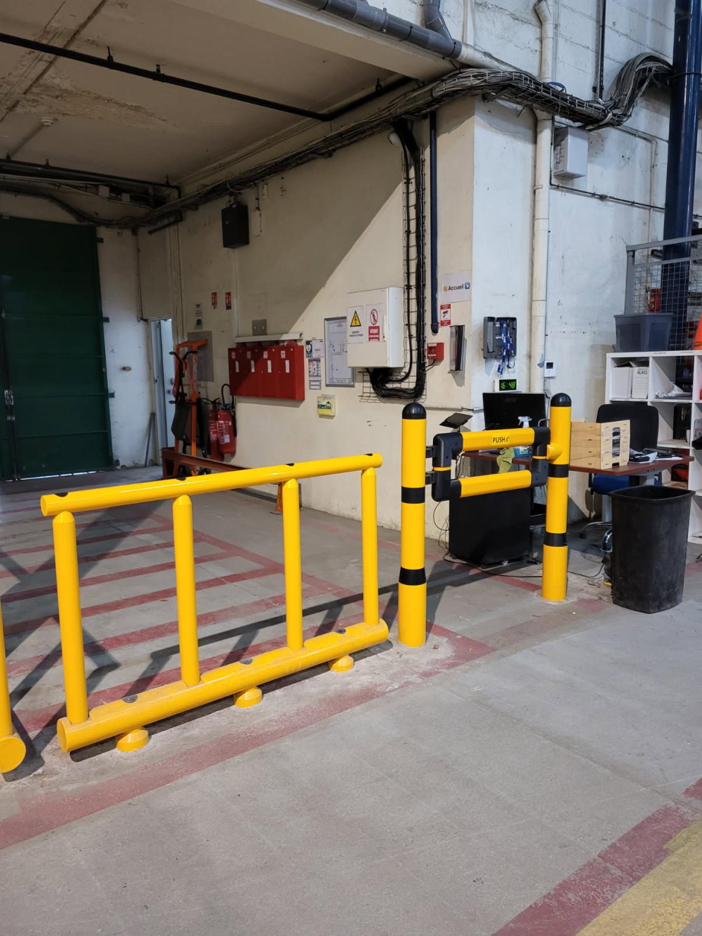 installation-barriere-protection-usine-entrepot-pieton